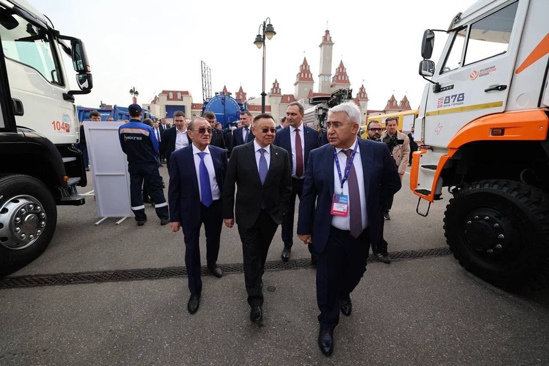 Министр строительства и ЖКХ РФ Ирек Файзуллин совместно с заместителем мэра Москвы по вопросам жилищно-коммунального хозяйства и благоустройства Петром…