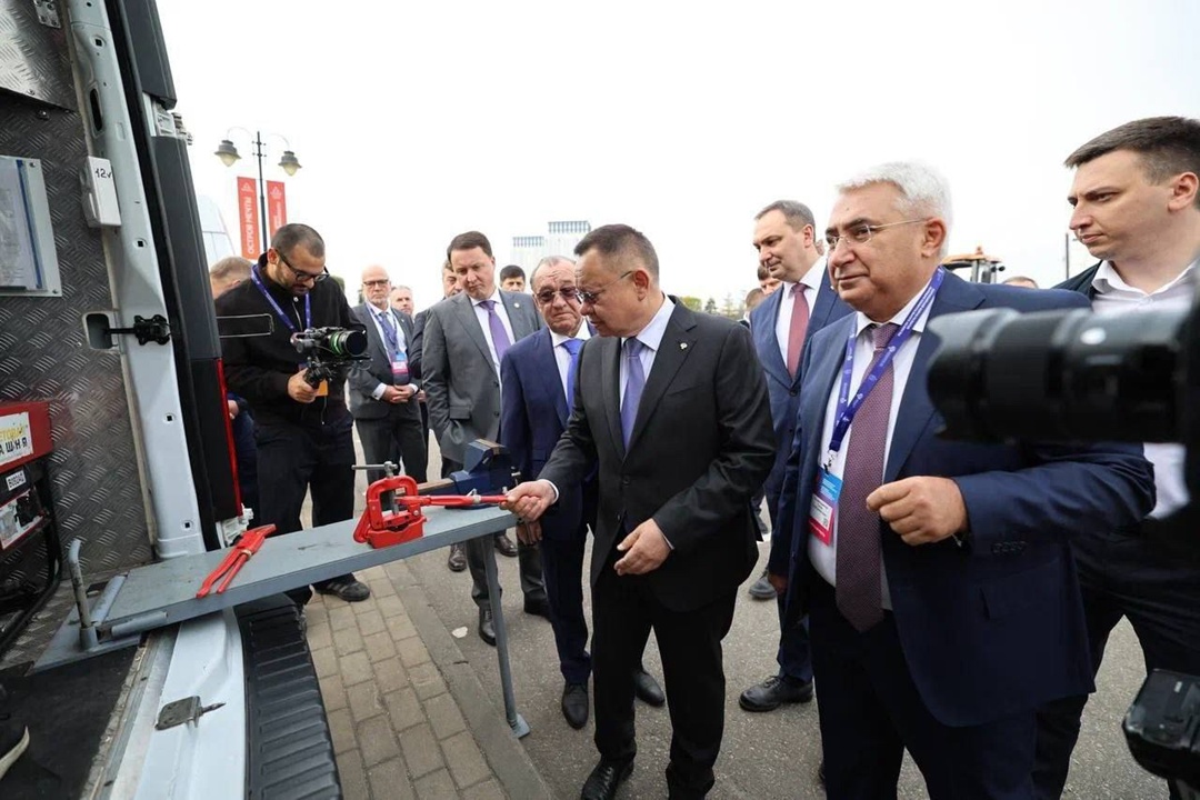 Министр строительства и ЖКХ РФ Ирек Файзуллин совместно с заместителем мэра Москвы по вопросам жилищно-коммунального хозяйства и благоустройства Петром…