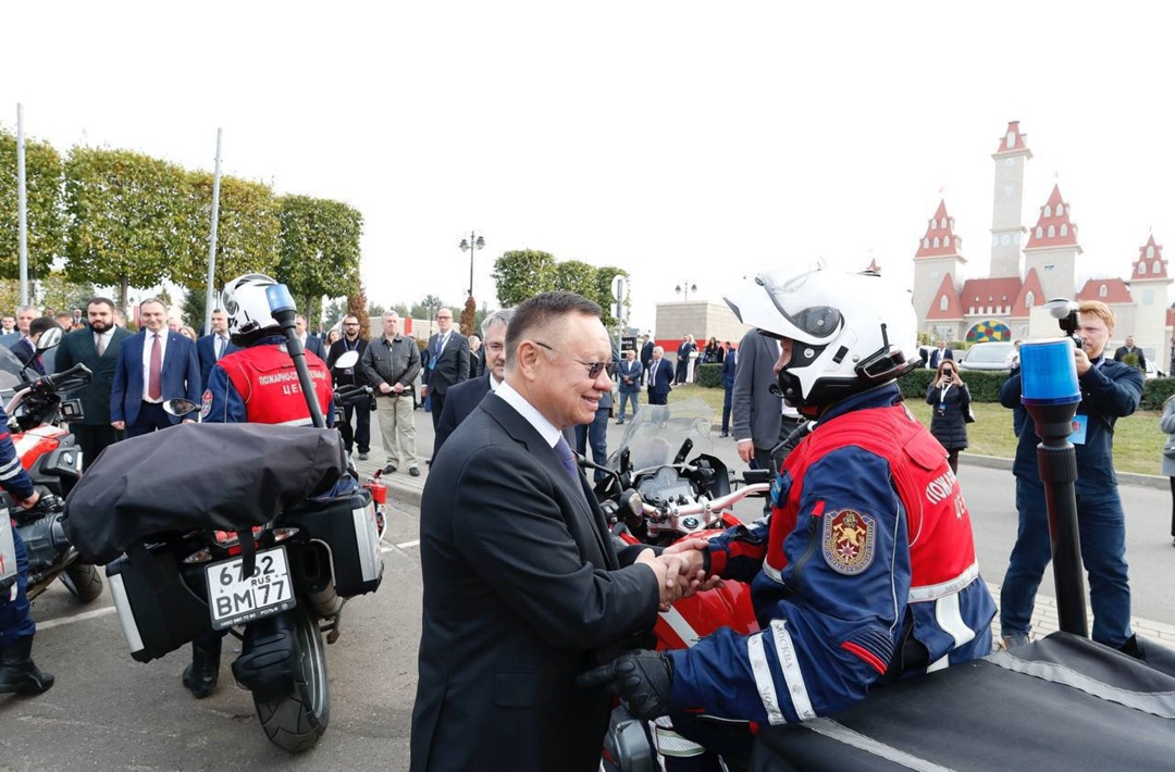 Министр строительства и ЖКХ РФ Ирек Файзуллин совместно с заместителем мэра Москвы по вопросам жилищно-коммунального хозяйства и благоустройства Петром…