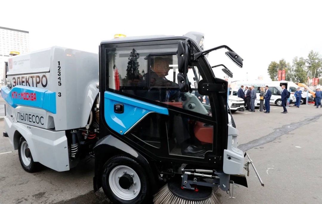 Министр строительства и ЖКХ РФ Ирек Файзуллин совместно с заместителем мэра Москвы по вопросам жилищно-коммунального хозяйства и благоустройства Петром…