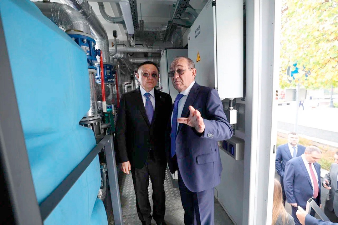 Министр строительства и ЖКХ РФ Ирек Файзуллин совместно с заместителем мэра Москвы по вопросам жилищно-коммунального хозяйства и благоустройства Петром…