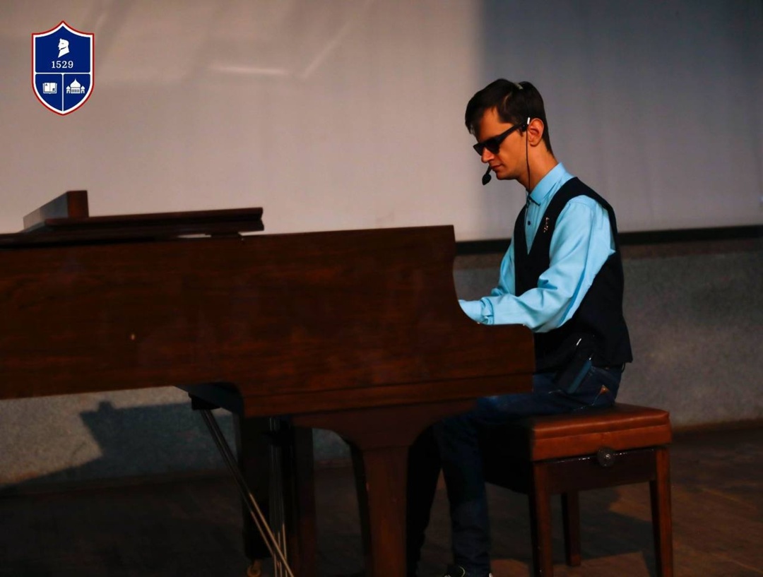 «Октава ДМ» подарила микрофон незрячему музыканту