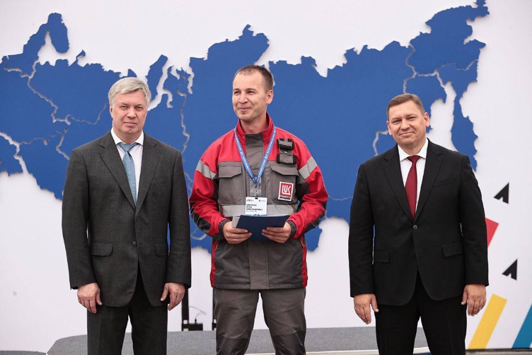 Высший пилотаж на земле Работник ЛУКОЙЛа Игорь Шевченко — победитель Всероссийского конкурса профессионального мастерства «Авиатопливный вызов» в номинации…