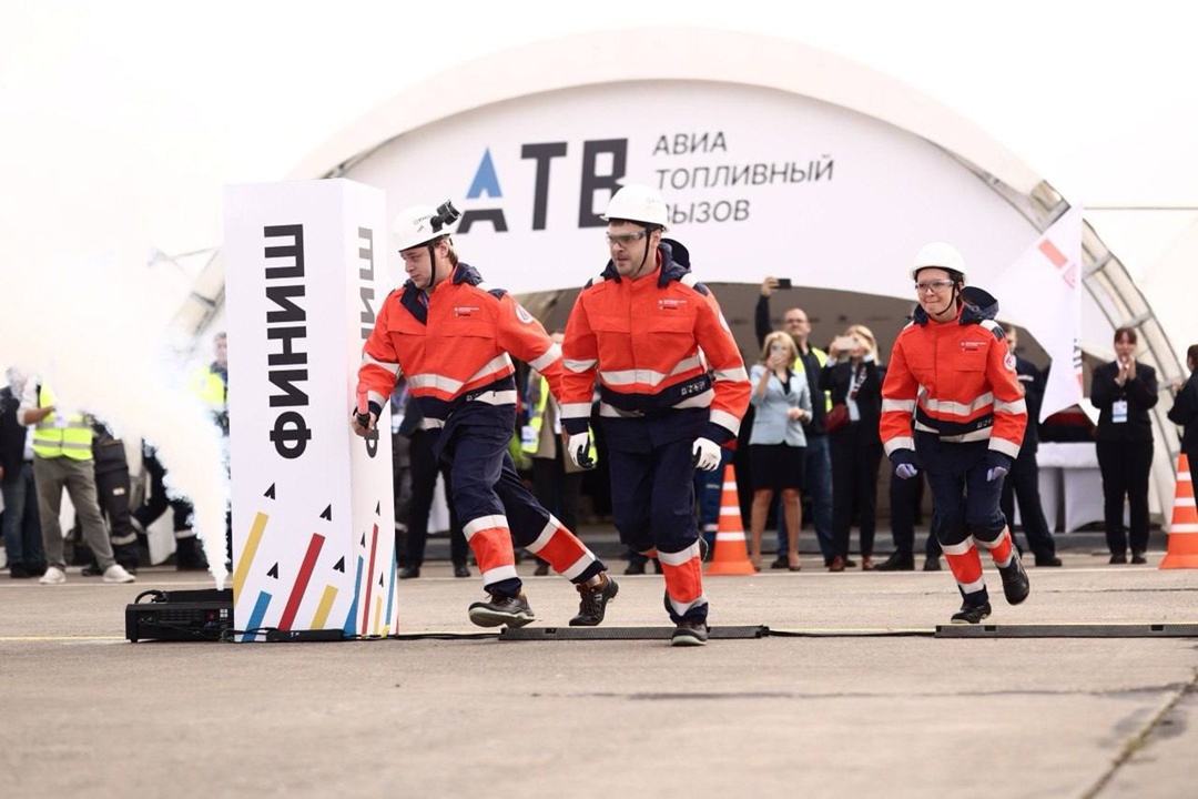 Высший пилотаж на земле Работник ЛУКОЙЛа Игорь Шевченко — победитель Всероссийского конкурса профессионального мастерства «Авиатопливный вызов» в номинации…