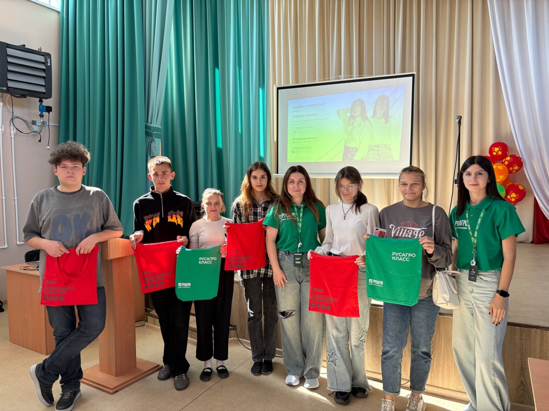 С началом учебного года сотрудники СХБН «Русагро» возобновили свои профориентационные выезды, на этот раз посетив учебные заведения в Приморском крае