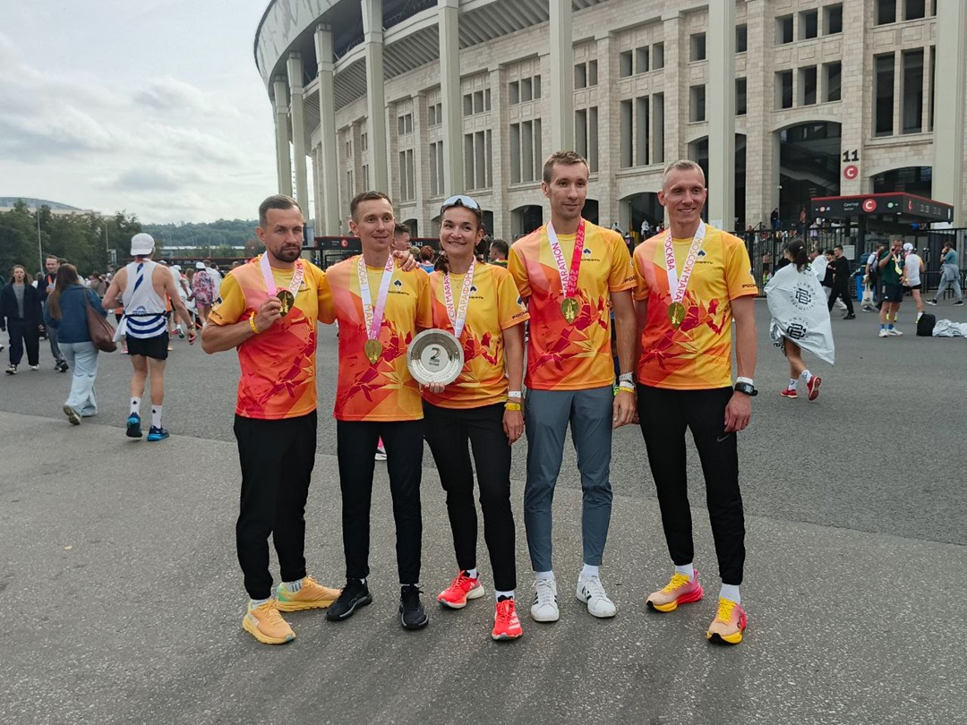 Скорость, мощь, результат! Команда «Роснефти» завоевала серебро в корпоративной эстафете Московского Марафона 2025!