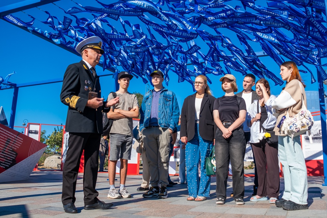 История живёт, пока мы её помним! На набережной Владивостока, где расположена наша выставка «Огненные рейсы», ребята из многодетных семей, воспитанники…