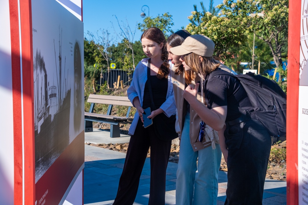 История живёт, пока мы её помним! На набережной Владивостока, где расположена наша выставка «Огненные рейсы», ребята из многодетных семей, воспитанники…