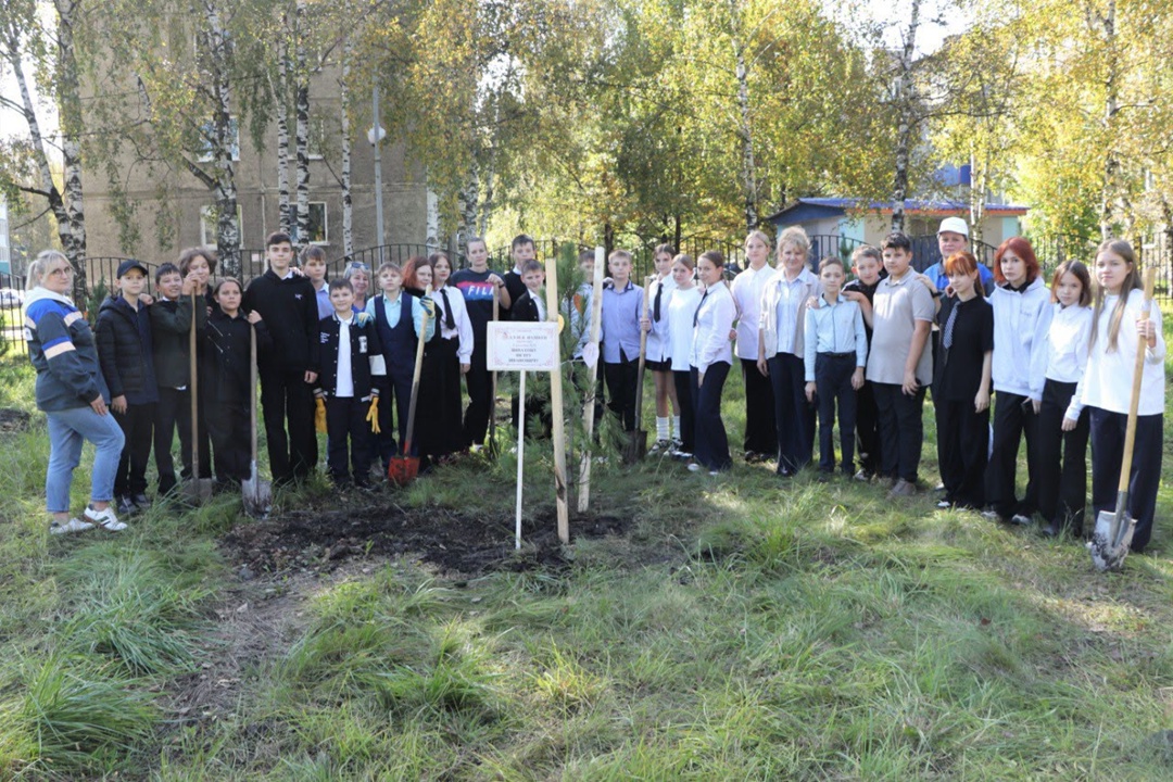 От саженца – к могучему кедру! В рамках акции «Сохраним лес» экологи шахты «Распадская» и разреза «Коксовый» вместе с педагогами и учениками междуреченской…