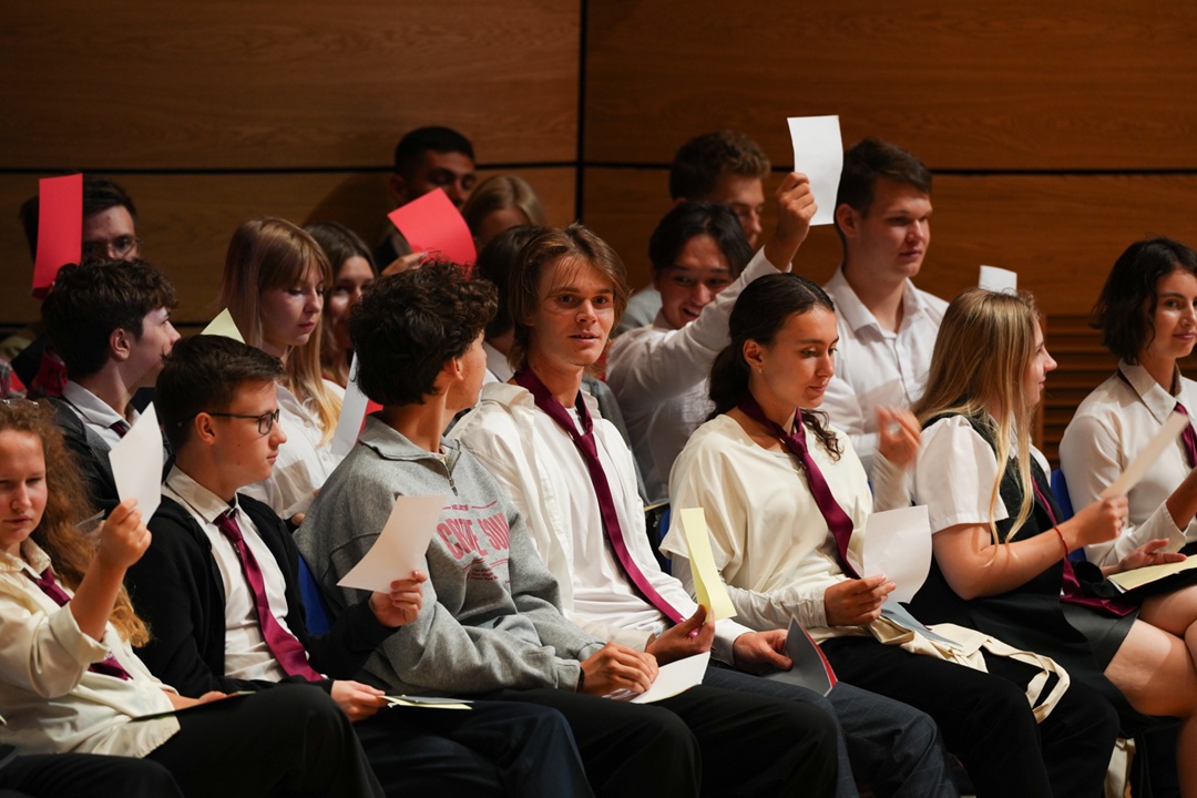 Денис Мантуров посетил образовательный центр «Сириус».