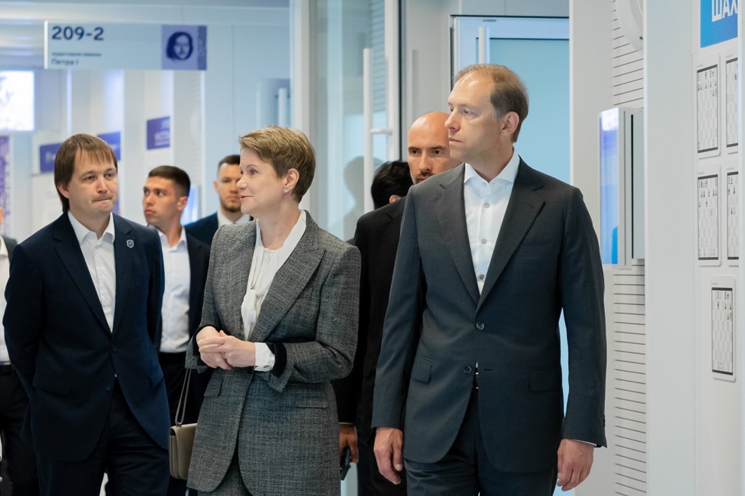 Денис Мантуров посетил образовательный центр «Сириус».