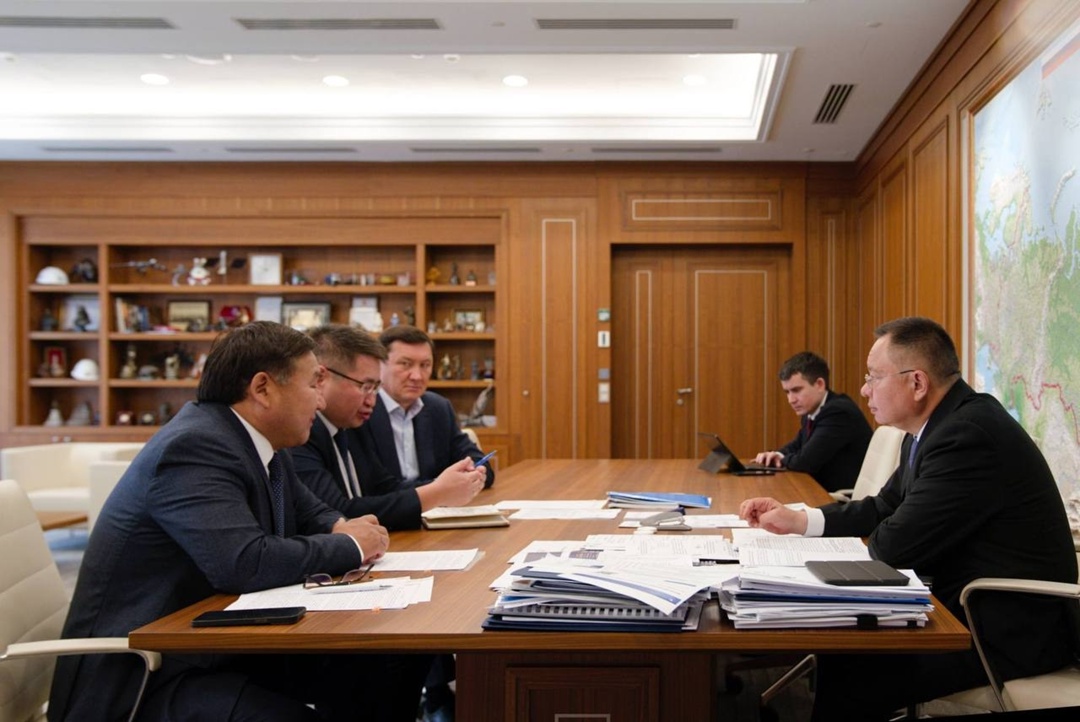 Министр строительства и ЖКХ РФ Ирек Файзуллин провел рабочую встречу с Главой Республики Тыва Владиславом Ховалыгом