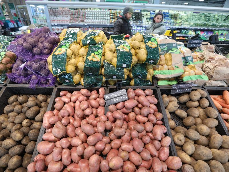 Минсельхоз выступает против фиксации цены на картофель в магазинах, подобное регулирование не является рыночным, сказала министр сельского хозяйства Оксана Лут…