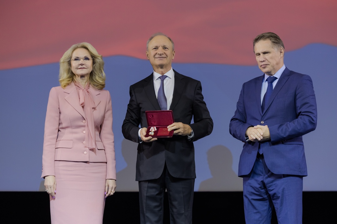 Татьяна Голикова поздравила с 125-летием Национальный медицинский исследовательский центр глазных болезней имени Гельмгольца.