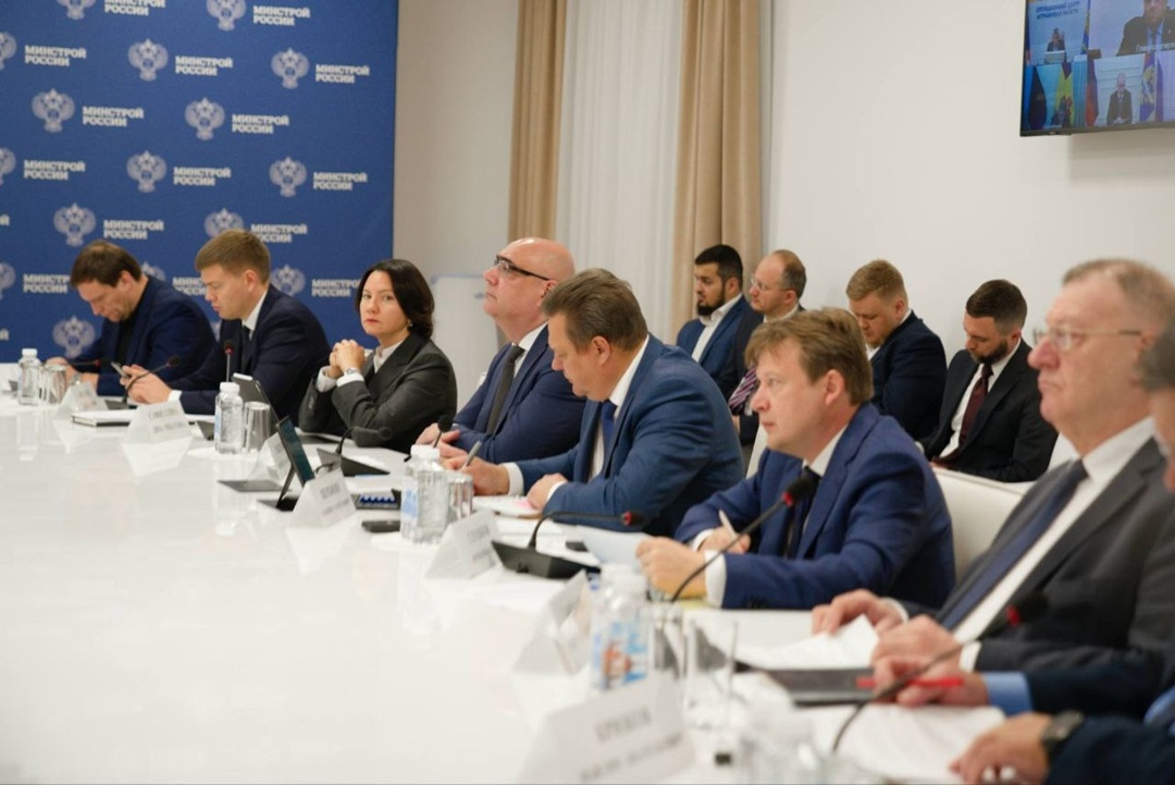 Глава Минстроя России Ирек Файзуллин провел еженедельное совместное совещание с регионами и главными распорядителями бюджетных средств (ГРБС)