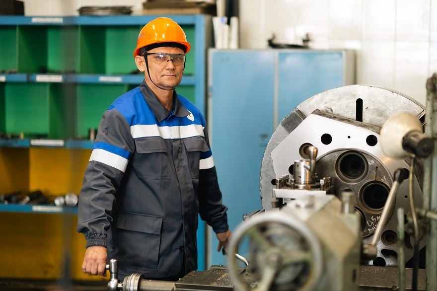 Золотые руки Павла Лазовского Друзья, сегодня мы хотим познакомить вас с уникальным токарем Павлом Лазовским, который работает в депо подвижного состава…