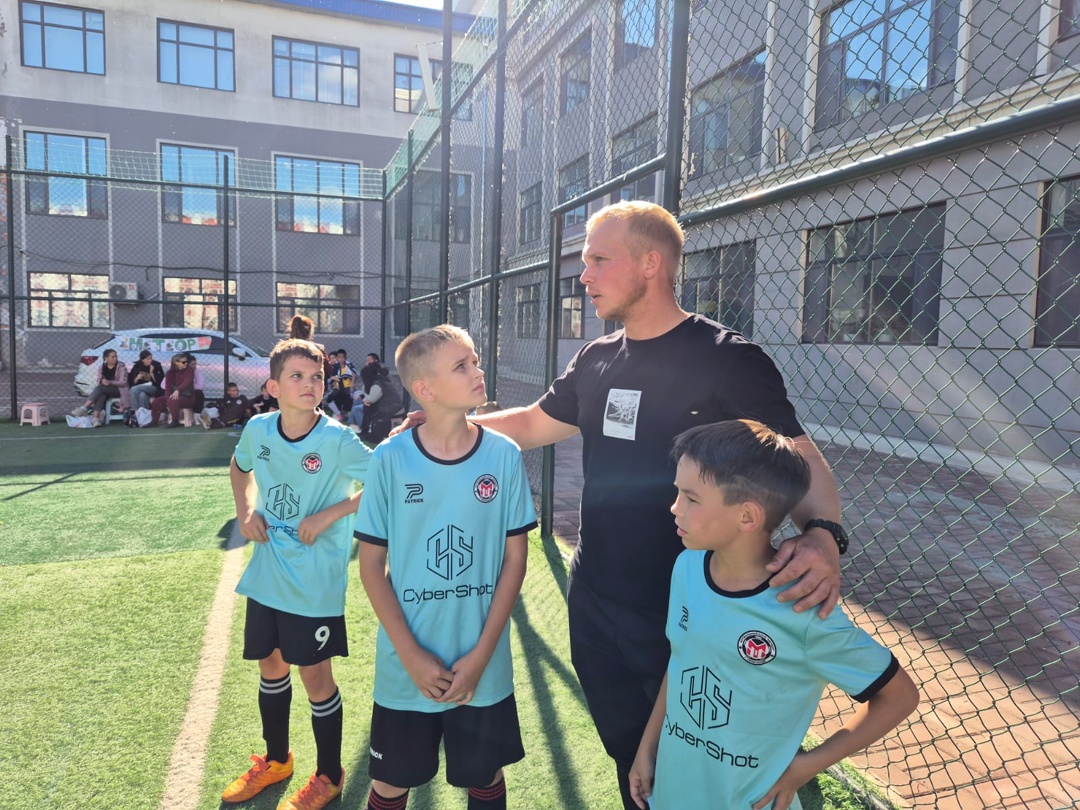 Дети амурских газопереработчиков в составе команды «Метеор» провели дружеские футбольные матчи с китайскими школьниками