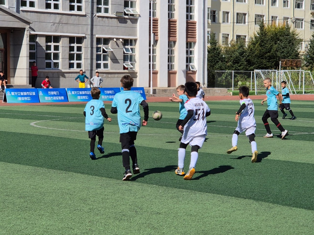 Дети амурских газопереработчиков в составе команды «Метеор» провели дружеские футбольные матчи с китайскими школьниками