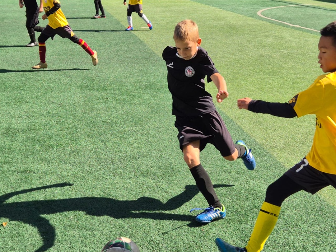 Дети амурских газопереработчиков в составе команды «Метеор» провели дружеские футбольные матчи с китайскими школьниками