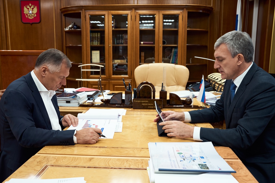 Марат Хуснуллин провел рабочую встречу с губернатором Амурской области Василием Орловым.