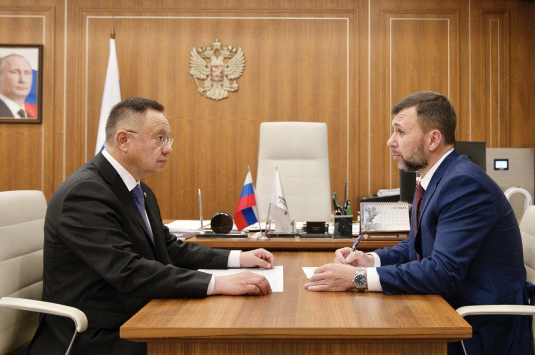 Министр строительства и ЖКХ РФ Ирек Файзуллин провел рабочую встречу c Главой Донецкой Народной Республики Денисом Пушилиным