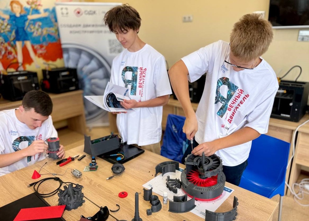 Благодаря Ростеху школьники создали на 3D-принтерах собственные двигатели на смене в лагере «Артек»