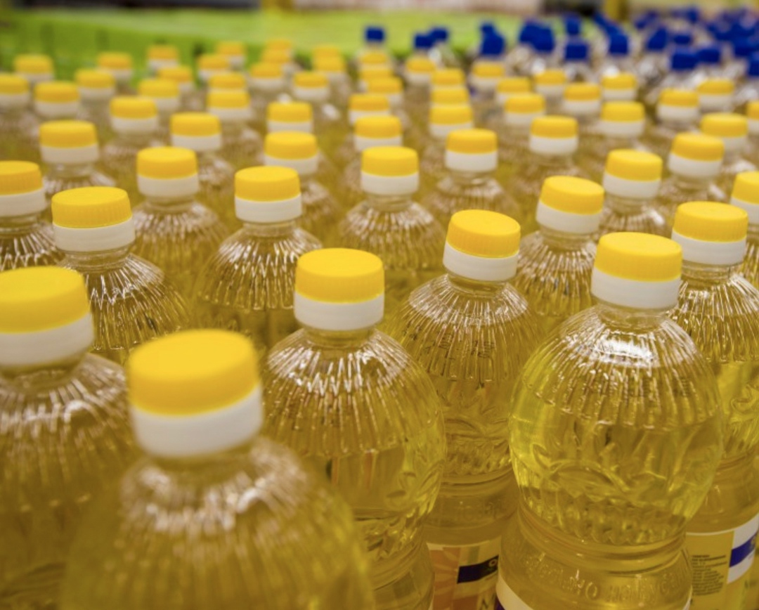 Пошлина на экспорт подсолнечного масла в октябре повысится до 8047,3 руб. за тонну с 5746,2 руб. в сентябре, на подсолнечный шрот - до 1408 руб. с 1119,4 руб