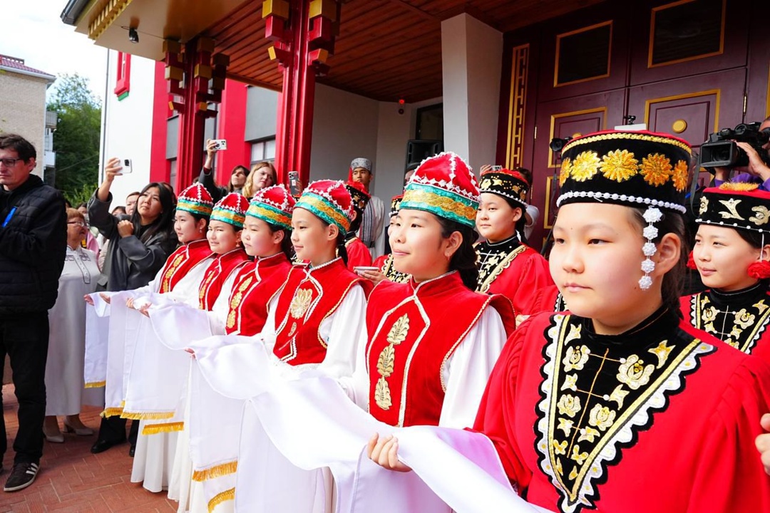 Дмитрий Чернышенко принял участие в открытии буддийской воскресной школы в Элисте.