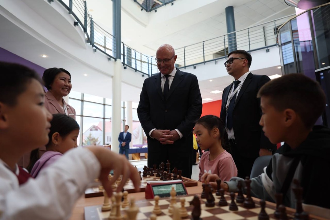 Дмитрий Чернышенко принял участие в открытии буддийской воскресной школы в Элисте.