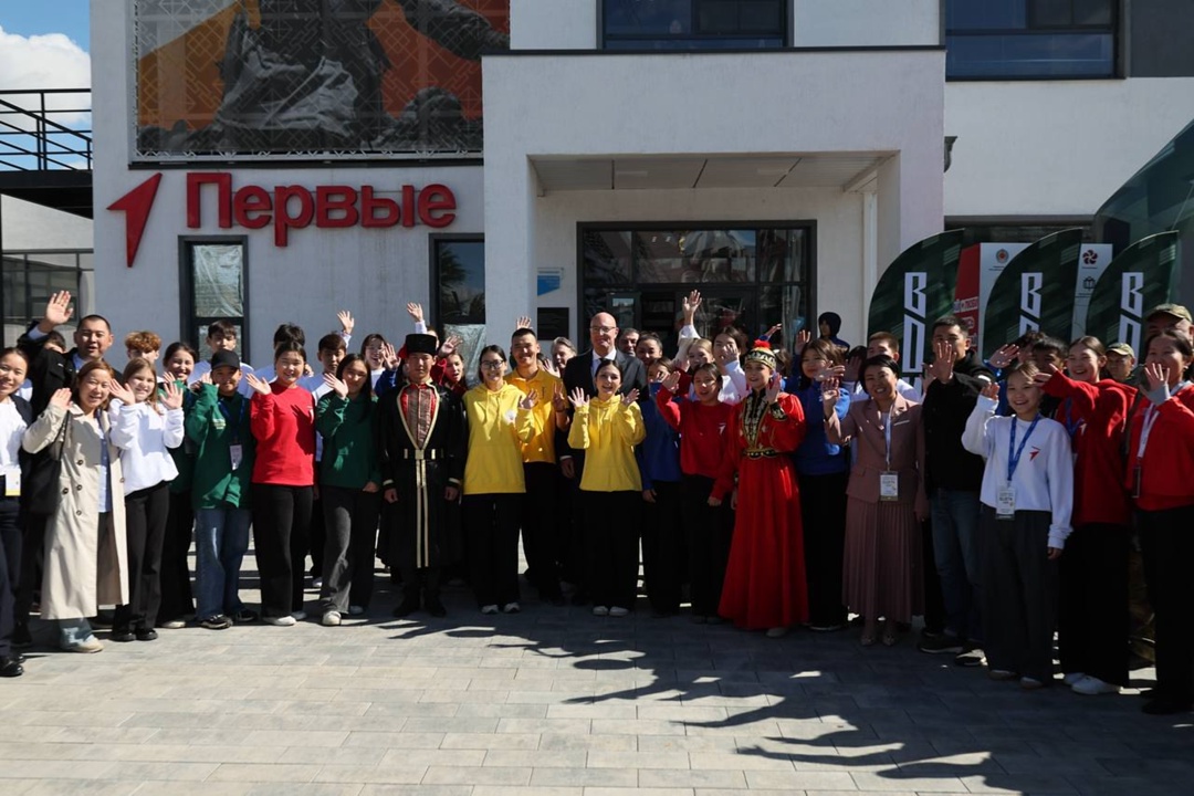 Дмитрий Чернышенко принял участие в открытии буддийской воскресной школы в Элисте.