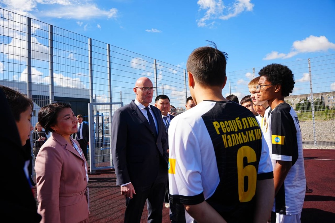 Дмитрий Чернышенко принял участие в открытии буддийской воскресной школы в Элисте.