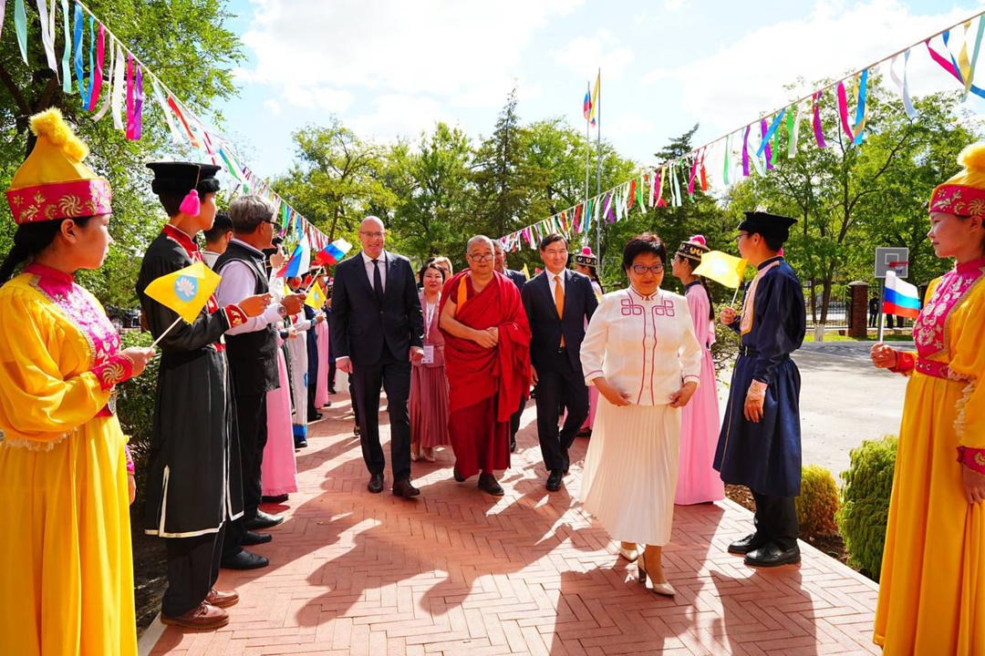 Дмитрий Чернышенко принял участие в открытии буддийской воскресной школы в Элисте.