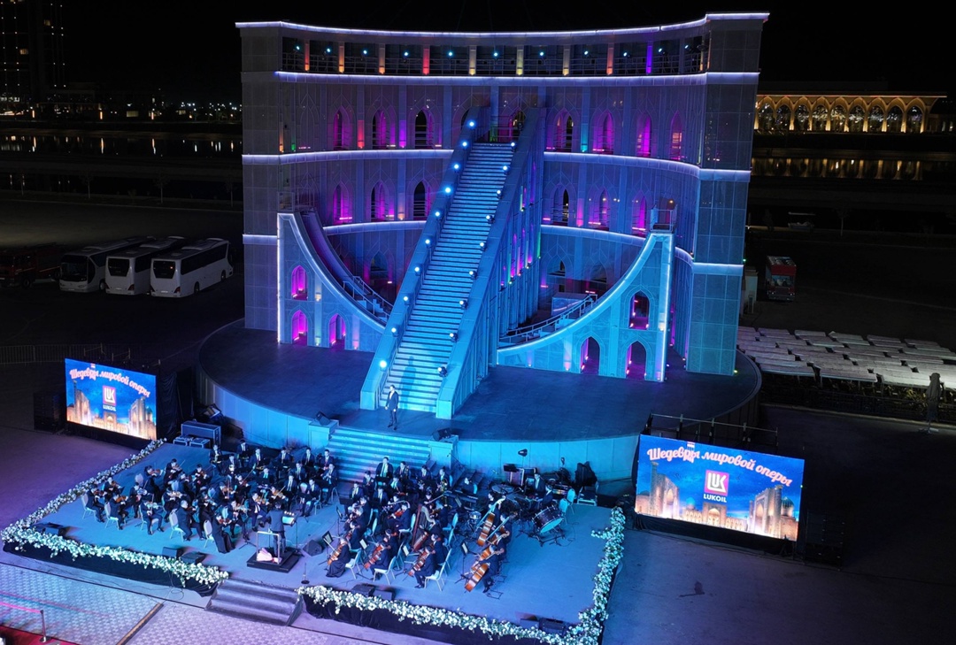 Дарим вечную классику При поддержке Благотворительного Фонда «ЛУКОЙЛ» организован концерт под открытым небом.