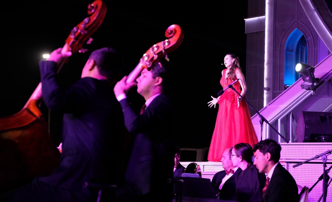 Дарим вечную классику При поддержке Благотворительного Фонда «ЛУКОЙЛ» организован концерт под открытым небом.