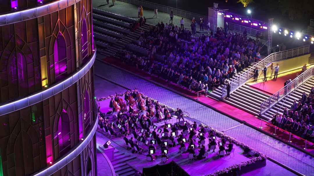 Дарим вечную классику При поддержке Благотворительного Фонда «ЛУКОЙЛ» организован концерт под открытым небом.