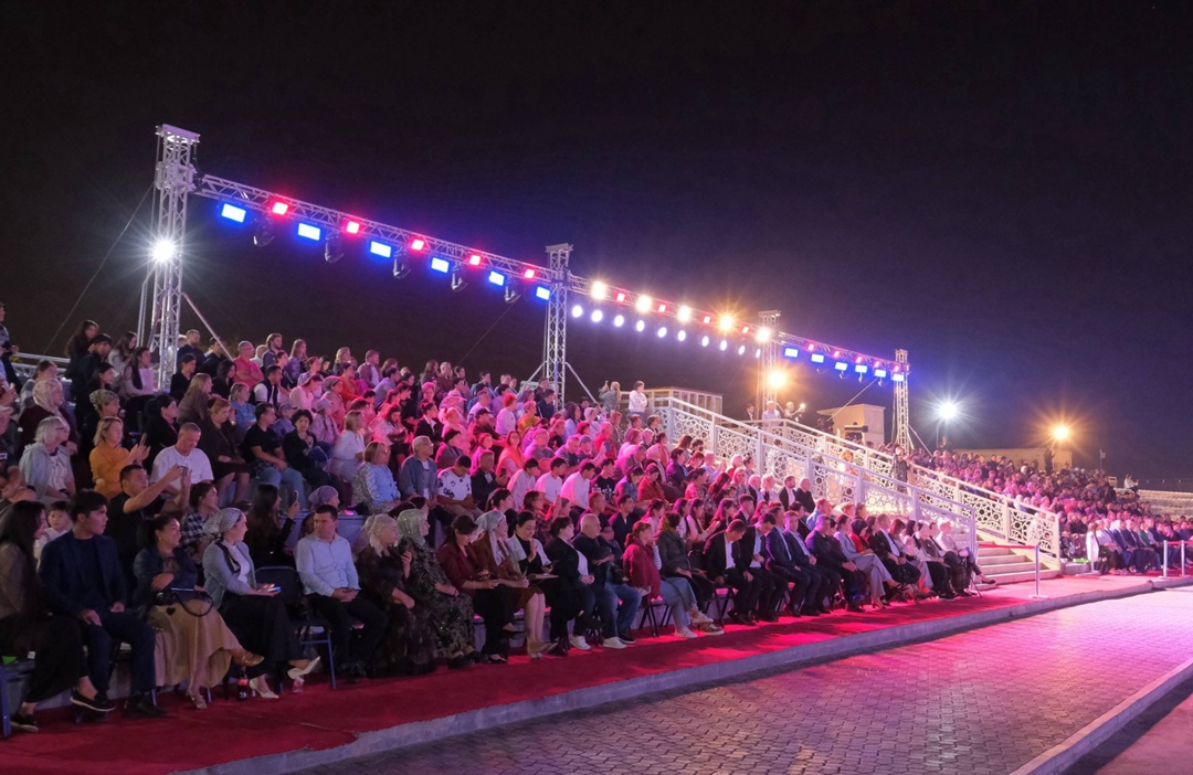 Дарим вечную классику При поддержке Благотворительного Фонда «ЛУКОЙЛ» организован концерт под открытым небом.