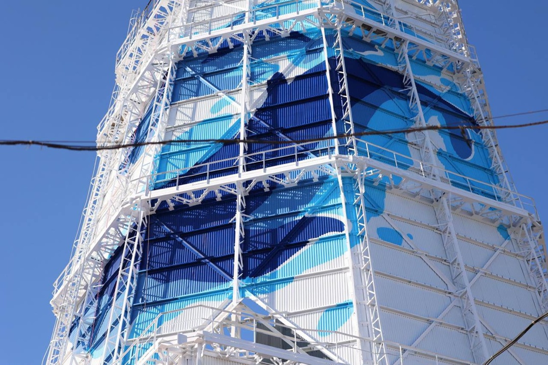 На градирне Анадырской ТЭЦ создали мурал с изображением китов