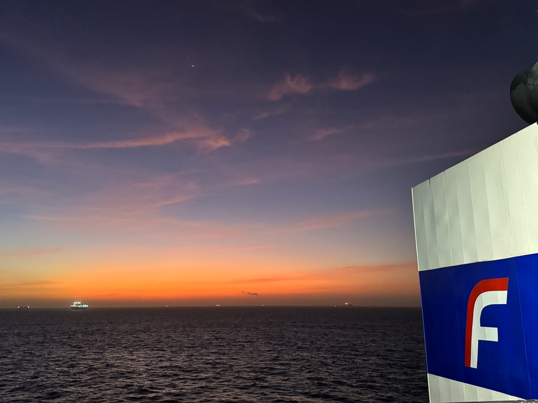 В море время течёт по-особенному. Закаты и рассветы становятся ярче, а звезды становятся настоящими ориентирами