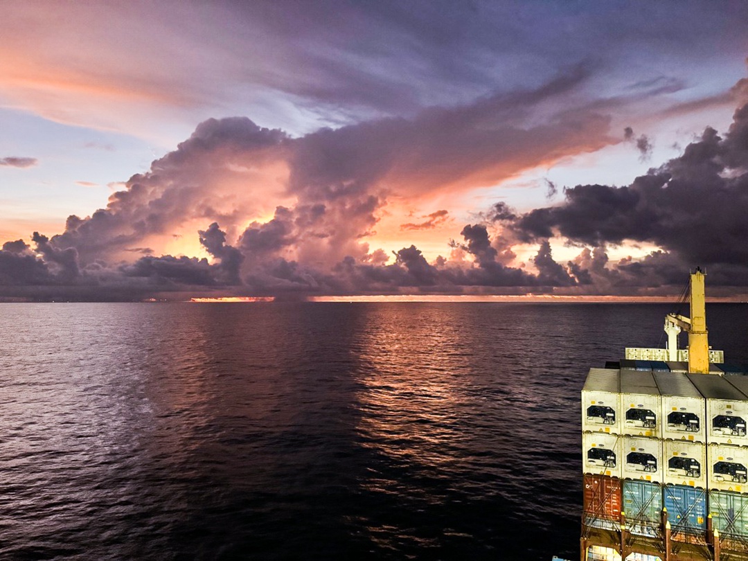 В море время течёт по-особенному. Закаты и рассветы становятся ярче, а звезды становятся настоящими ориентирами