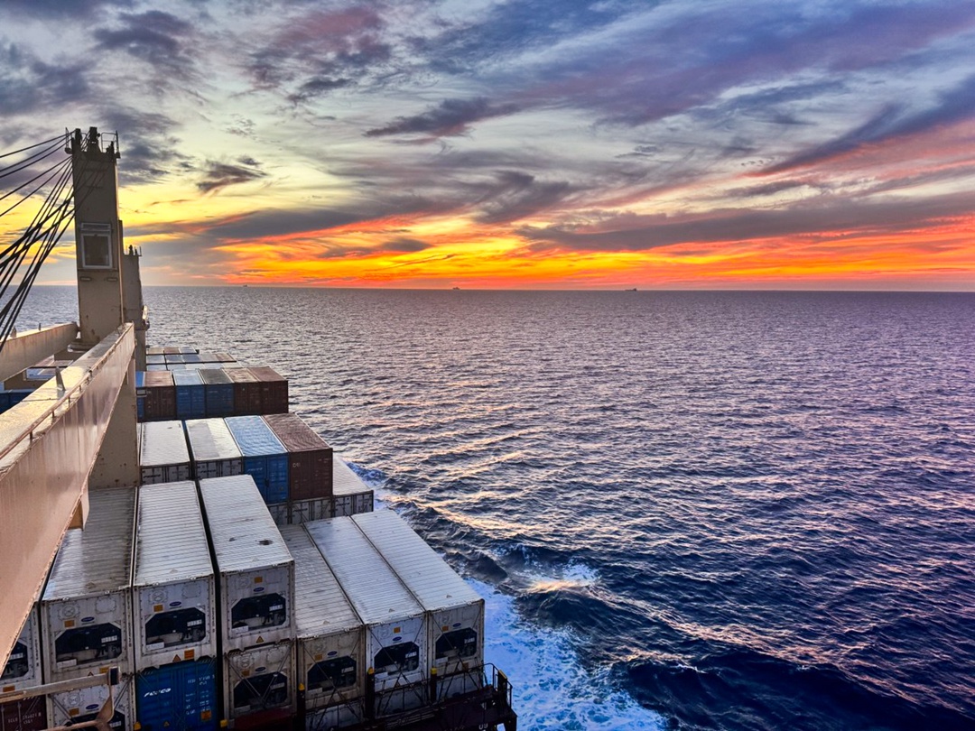 В море время течёт по-особенному. Закаты и рассветы становятся ярче, а звезды становятся настоящими ориентирами