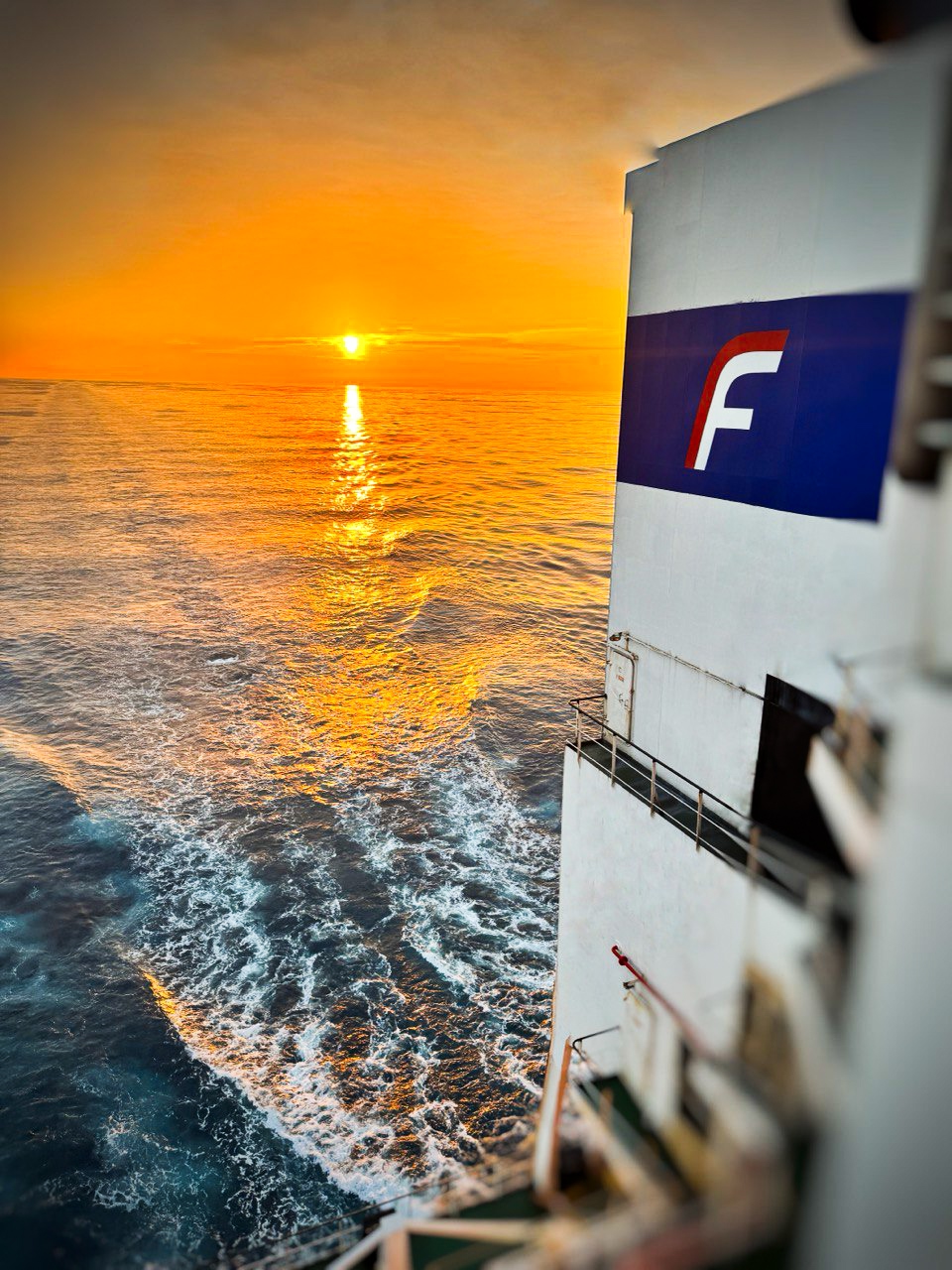 В море время течёт по-особенному. Закаты и рассветы становятся ярче, а звезды становятся настоящими ориентирами