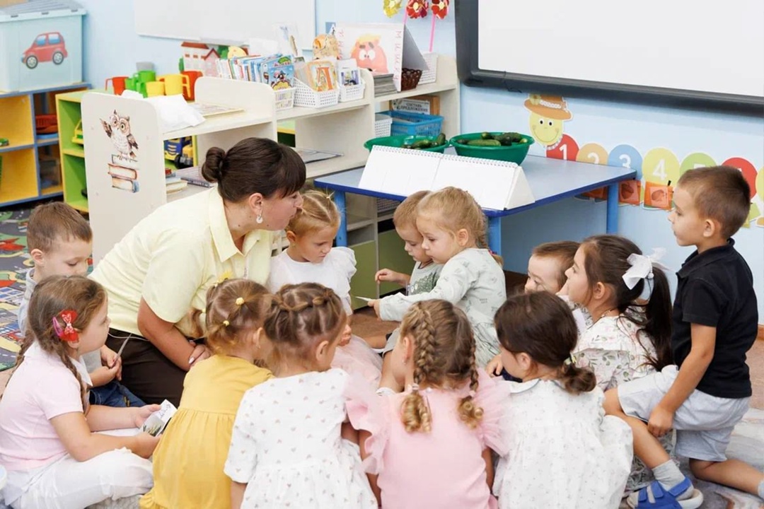 Дмитрий Чернышенко поблагодарил воспитателей за формирование у детей традиционных ценностей, интереса к учебе и познанию мира.