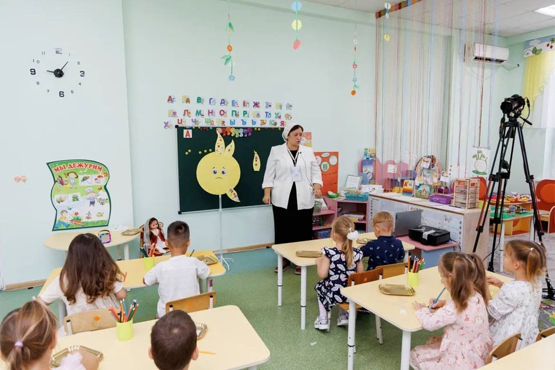 Дмитрий Чернышенко поблагодарил воспитателей за формирование у детей традиционных ценностей, интереса к учебе и познанию мира.