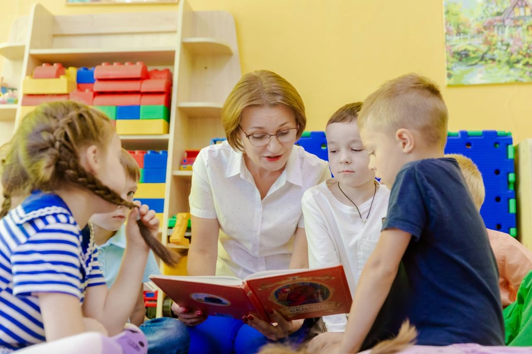 Дмитрий Чернышенко поблагодарил воспитателей за формирование у детей традиционных ценностей, интереса к учебе и познанию мира.