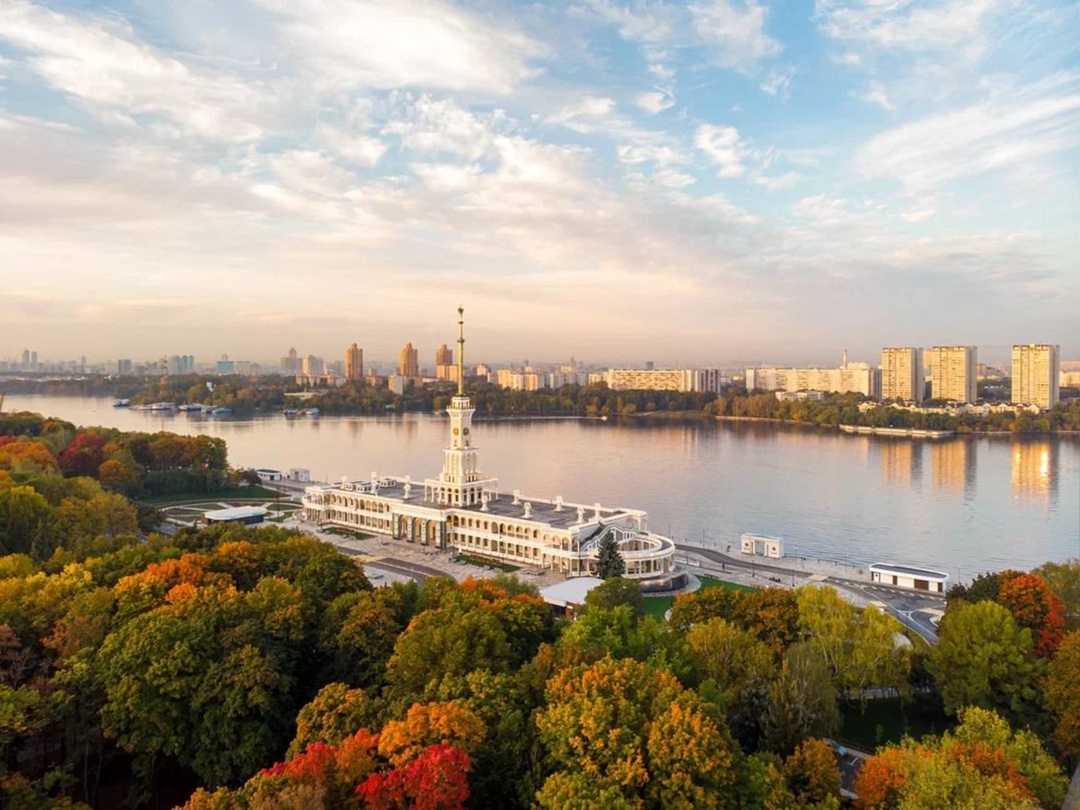 Дмитрий Чернышенко поздравил россиян с Днем туризма.