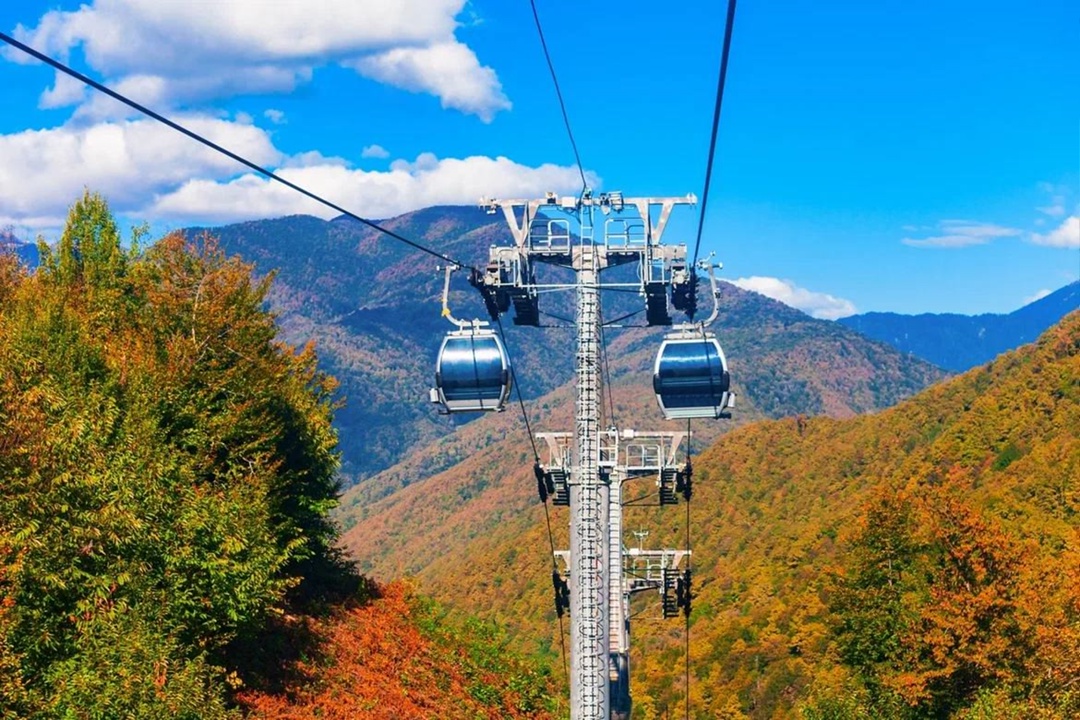 Дмитрий Чернышенко поздравил россиян с Днем туризма.