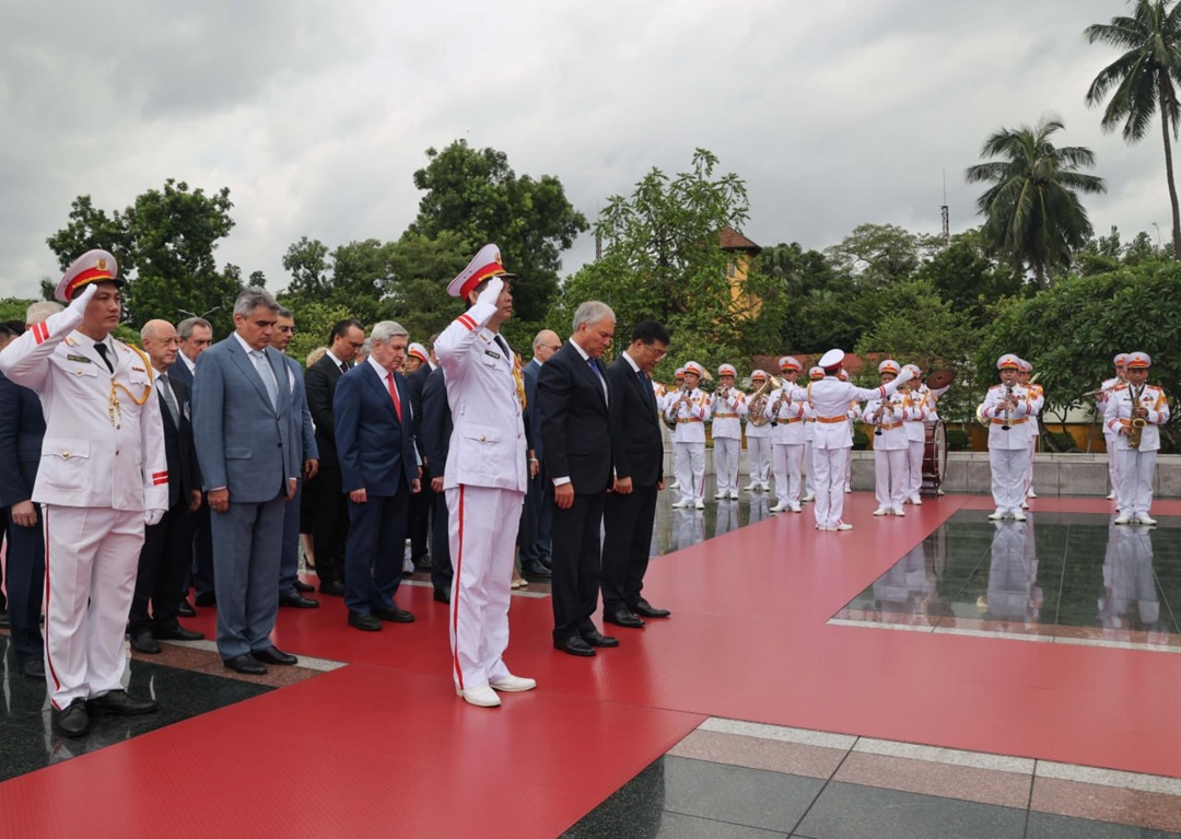 Председатель Государственной Думы Вячеслав Володин и депутаты ГД почтили память лидера вьетнамского национально-освободительного движения Хо Ши Мина и всех,…