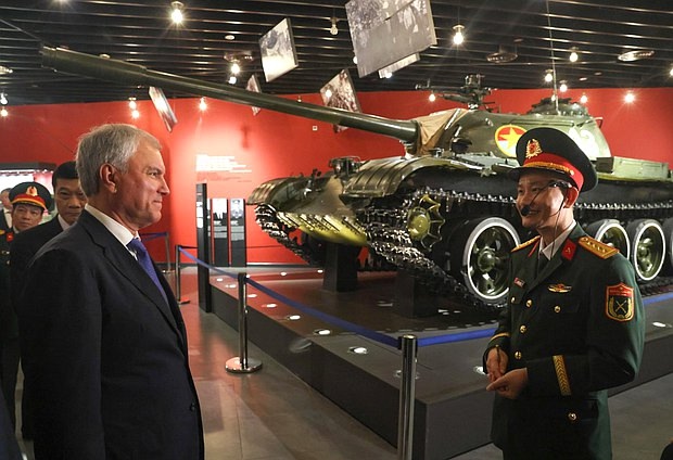 Председатель Государственной Думы Вячеслав Володин посетил Музей военной истории Вьетнама.