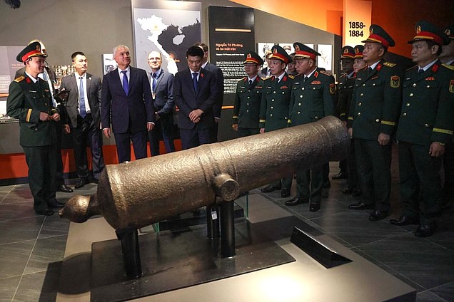 Председатель Государственной Думы Вячеслав Володин посетил Музей военной истории Вьетнама.