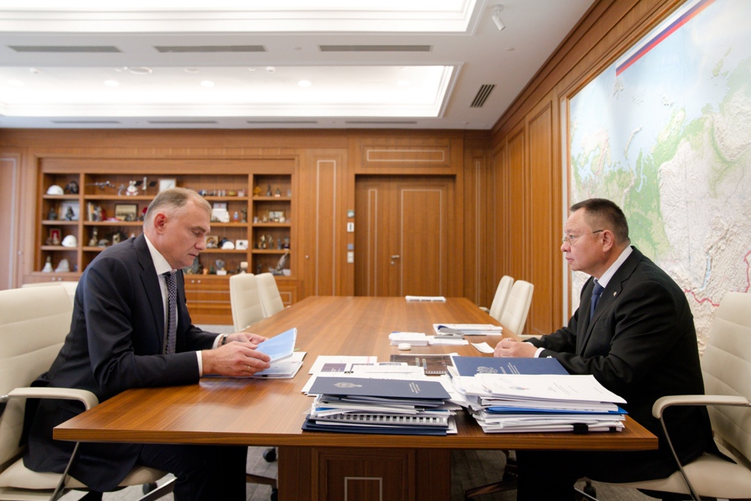 Глава Минстроя России Ирек Файзуллин провел рабочую встречу с генеральным директором НИЦ «Строительство» Виталием Крючковым